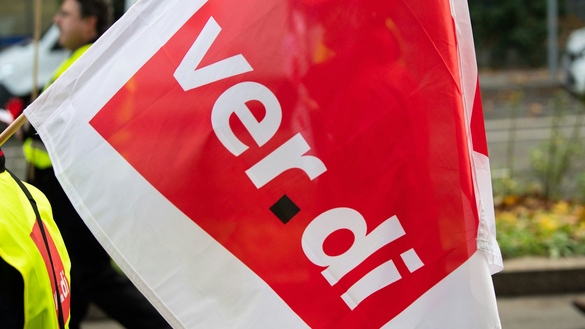 Eine Verdi Fahne ist auf einer Demonstration zu sehen.