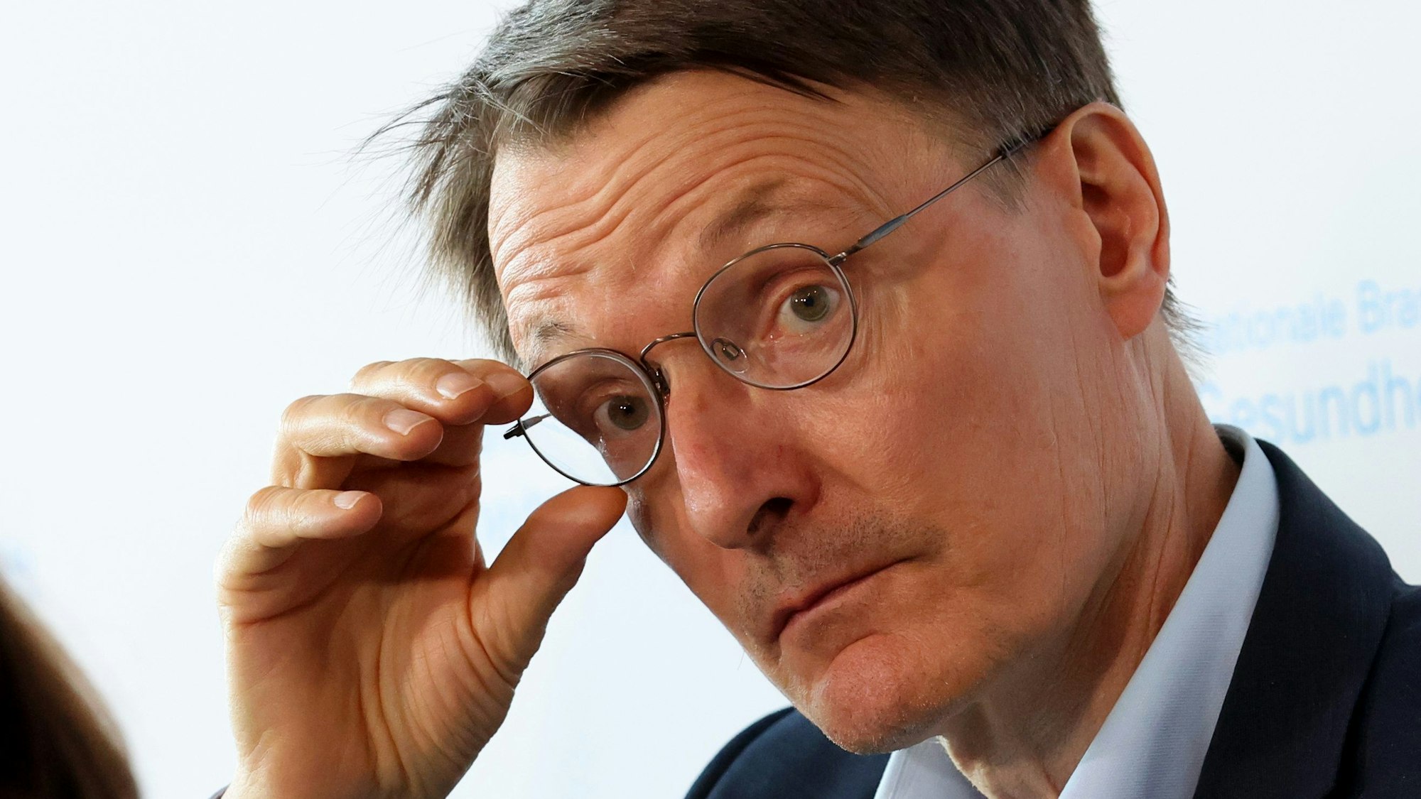 7. Juni 2023, Mecklenburg-Vorpommern, Rostock: Karl Lauterbach (SPD), Bundesgesundheitsminister, spricht auf einer Pressekonferenz der Nationalen Branchenkonferenz Gesundheitswirtschaft. Lauterbach hat Forderungen der Apothekerverbände nach mehr Honorar zurückgewiesen.