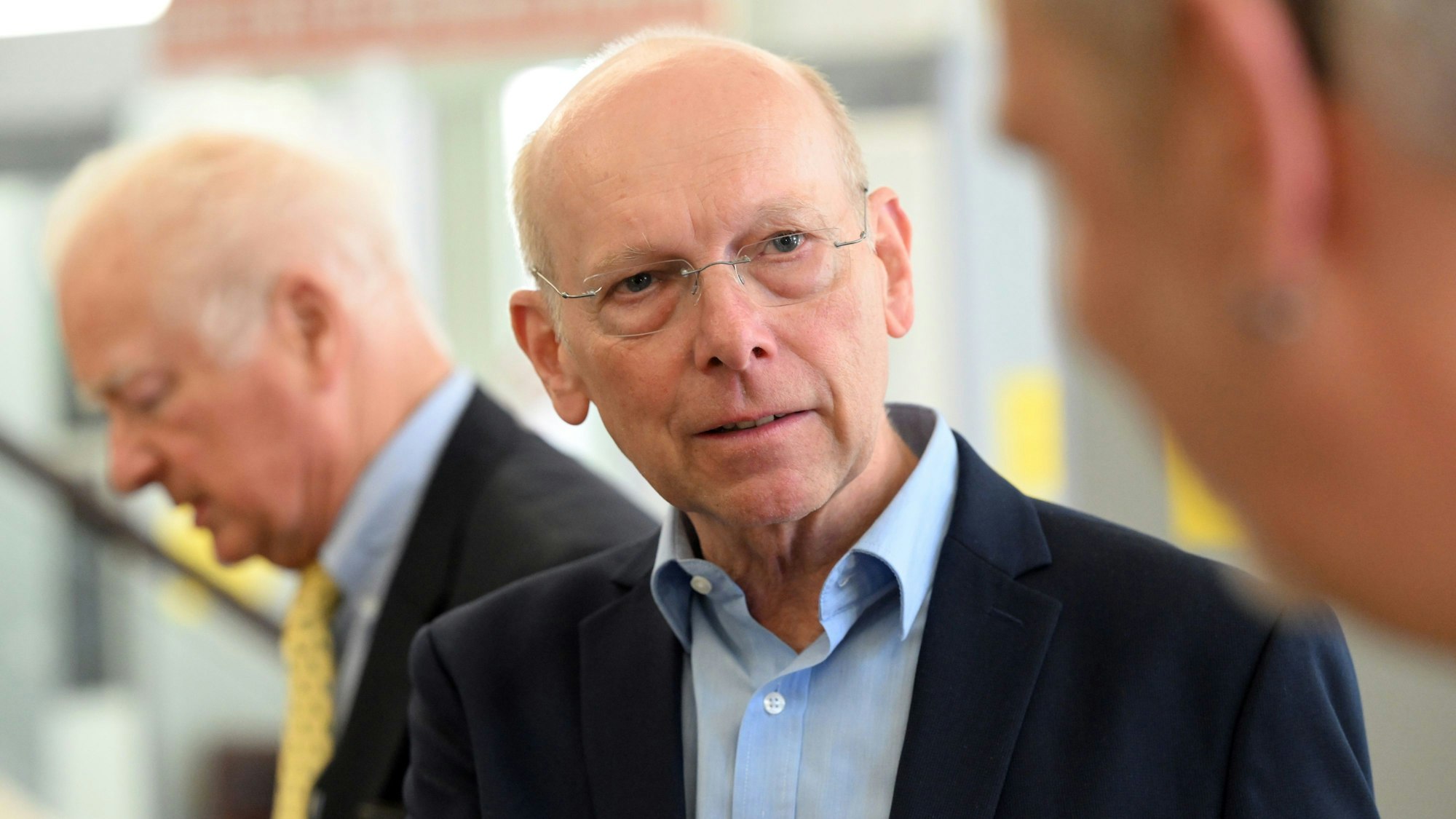 Der Kläger und Missbrauchsbetroffene Georg Menne steht im Foyer des Gerichtsgebäudes.