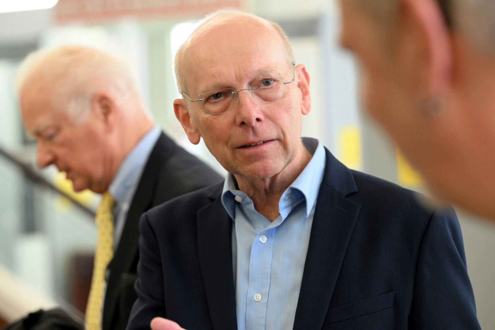 13. Juni 2023, Nordrhein-Westfalen, Köln: Der Kläger und Missbrauchsbetroffene Georg Menne steht im Foyer des Gerichtsgebäudes. Das Landgericht Köln hat das Erzbistum Köln zur Zahlung von 300.000 Euro Schmerzensgeld an den Missbrauchsbetroffenen verurteilt. Der heute 64-jährige ehemalige Messdiener war in den 70er-Jahren viele Jahre lang von einem Priester sexuell missbraucht worden.
