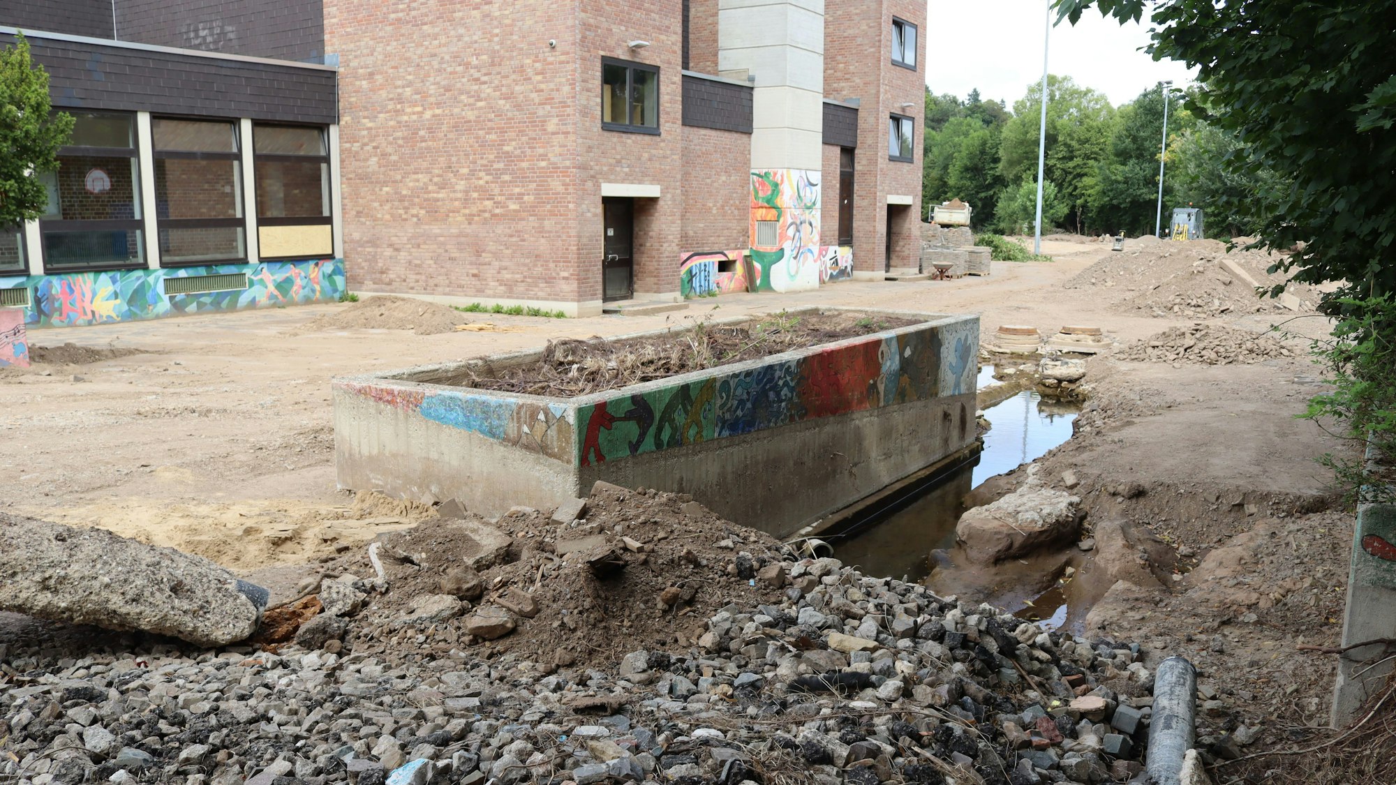 Das Bild, aufgenommen einen Monat nach der Flut, zeigt den stark beschädigten Schulhof.