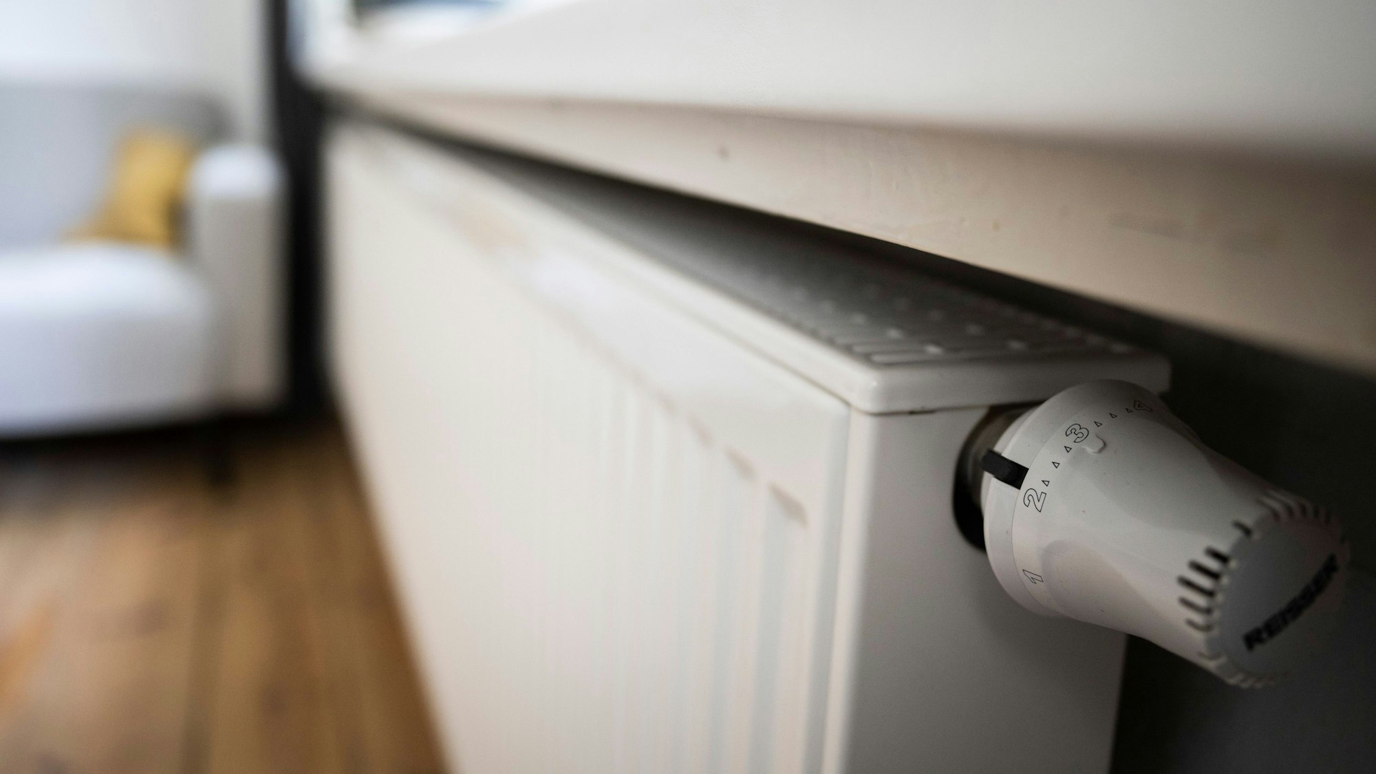 Blick auf einen Heizkörper mit Thermostat.