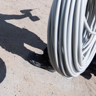 Elektriker mit einem Kabel
