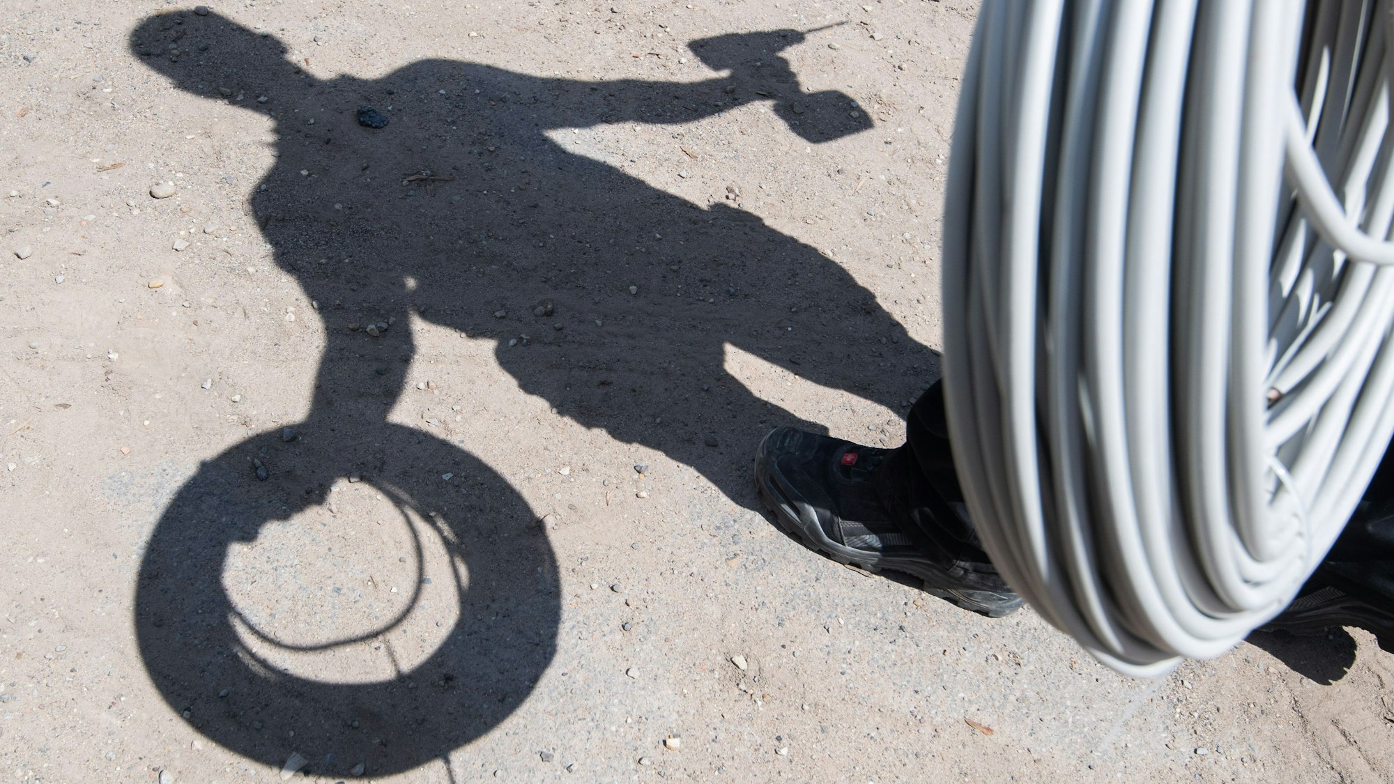 Elektriker mit einem Kabel