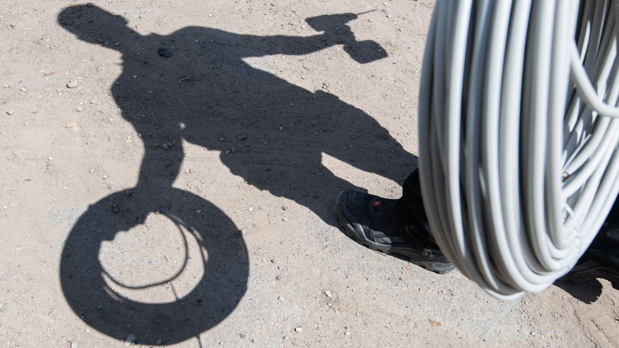 Elektriker mit einem Kabel