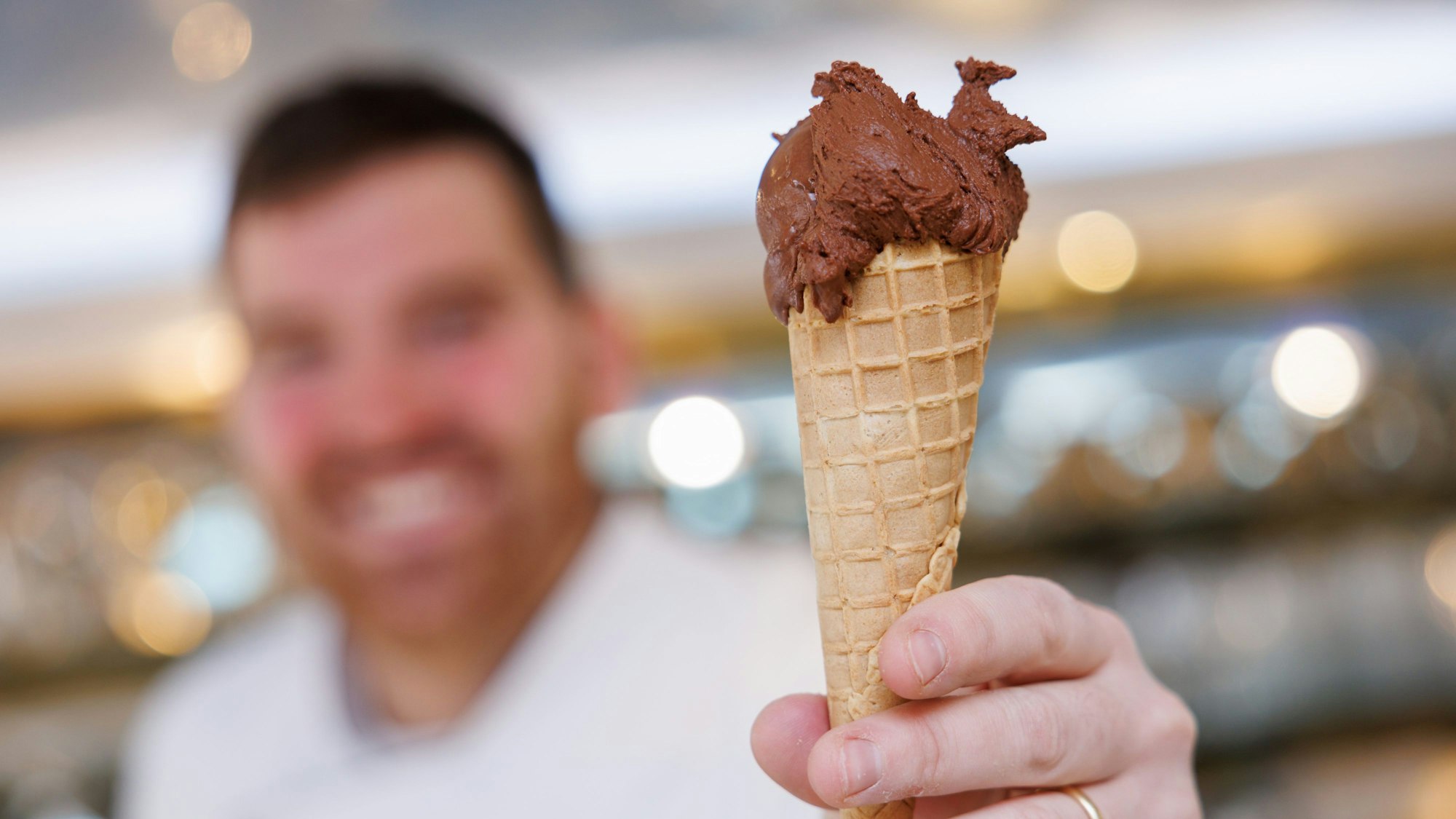 Ein Eis gehört im Sommer für viele dazu: Im Sommer 2023 ist besonders veganes Eis im Trend. (Symbolbild)