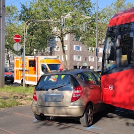 Am Clevischen Ring ist eine KVB-Bahn der Linie 4 mit einem Auto kollidiert.