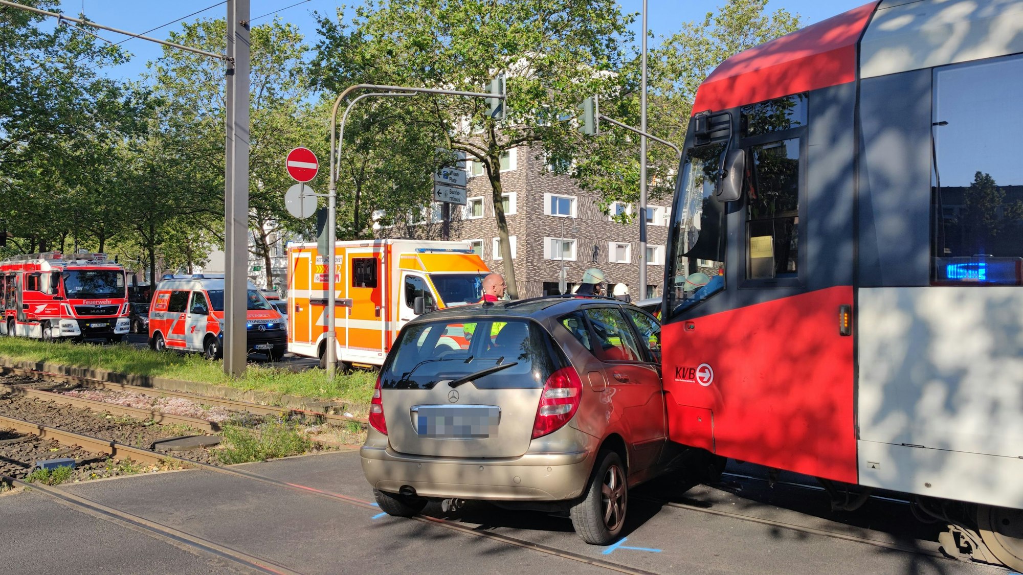 Am Clevischen Ring ist eine KVB-Bahn der Linie 4 mit einem Auto kollidiert.