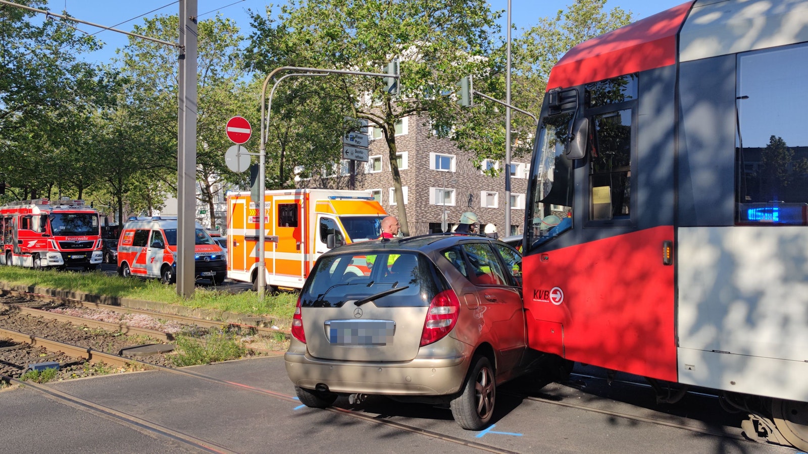 Am Clevischen Ring ist eine KVB-Bahn der Linie 4 mit einem Auto kollidiert.