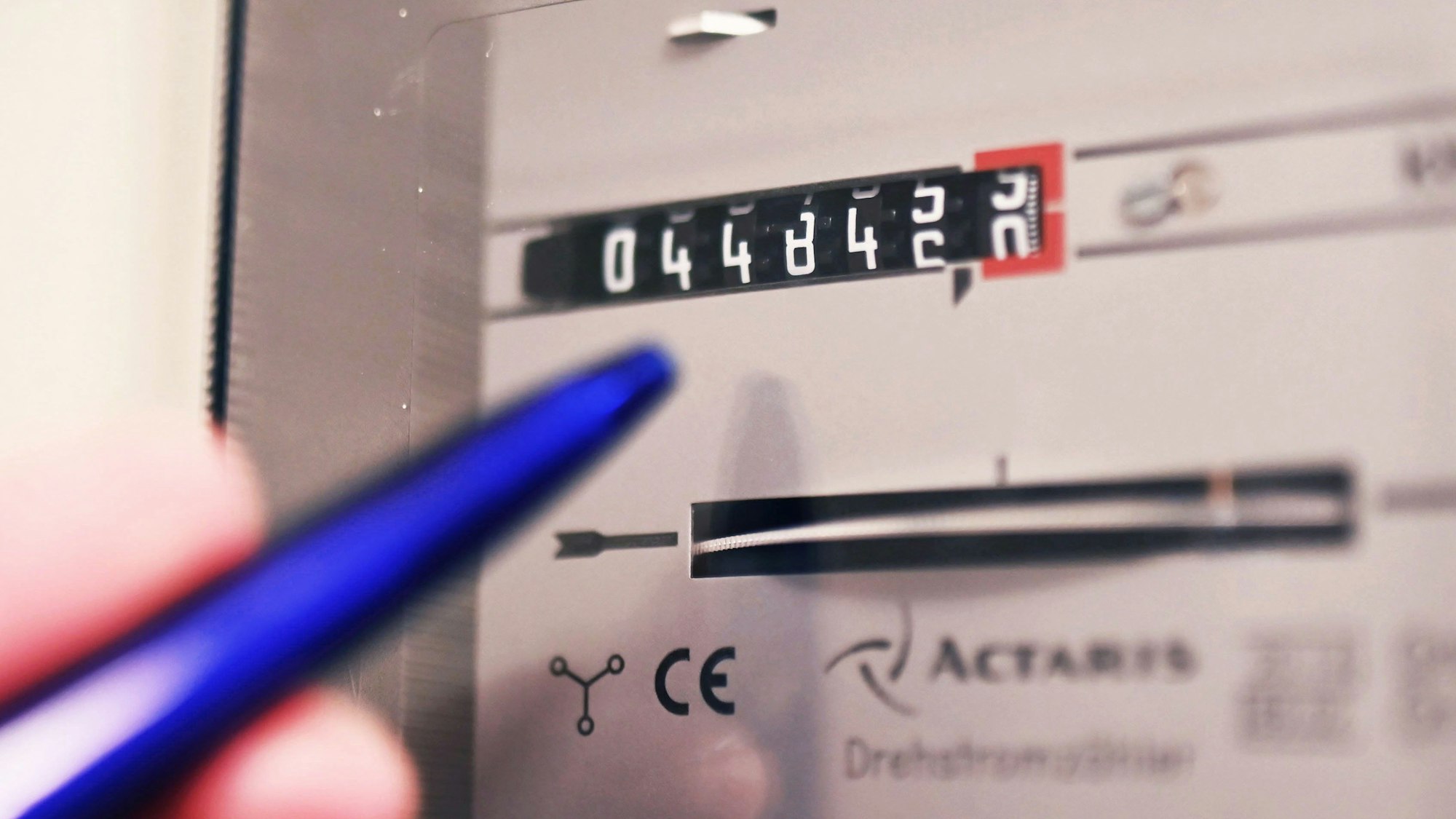 Ein Drehstromzähler, aufgenommen in einem Haushalt.