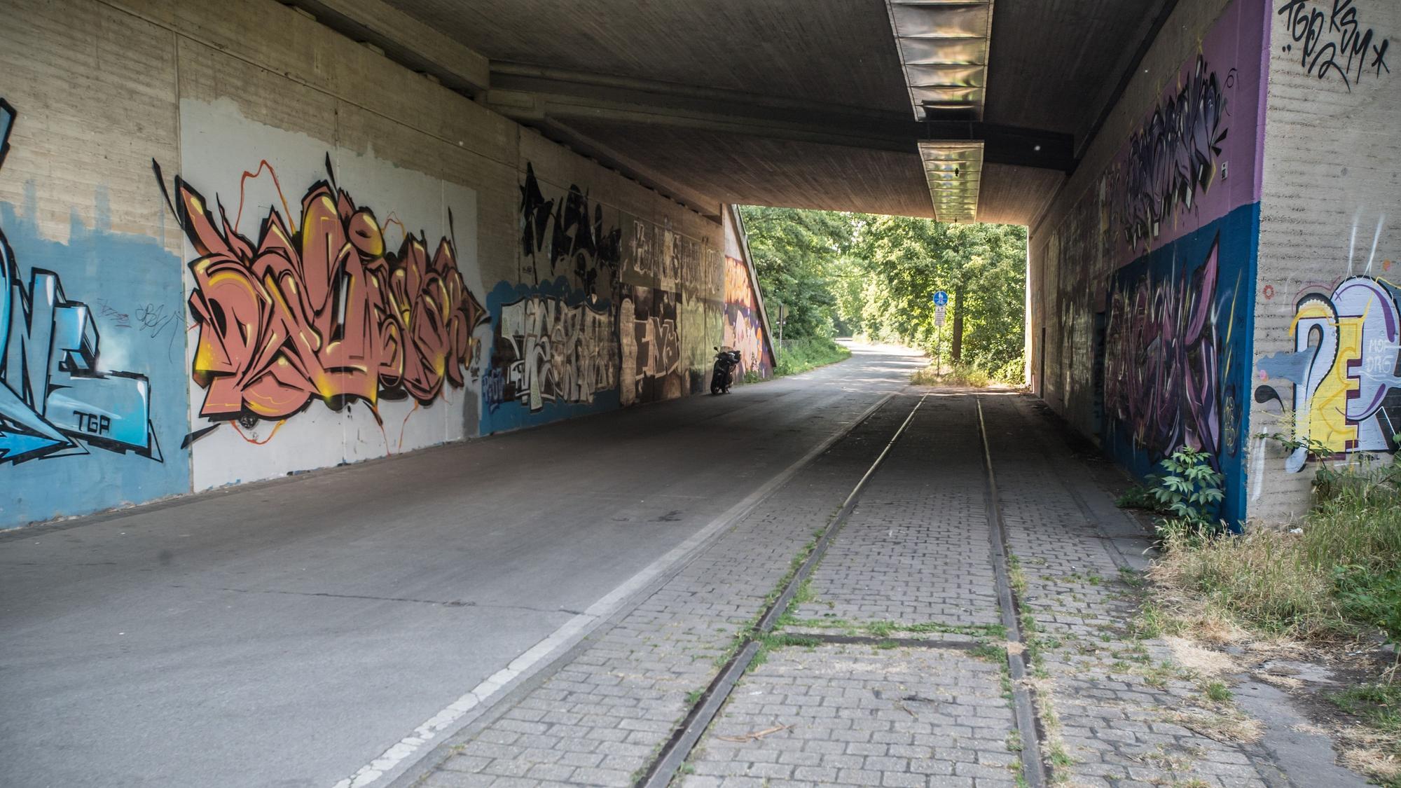 Unterstraße, Durchfahrt unter der Autobahn: hier liegen noch Gleise der Kleinbahn, die von 1908 bis 1986 fuhr.