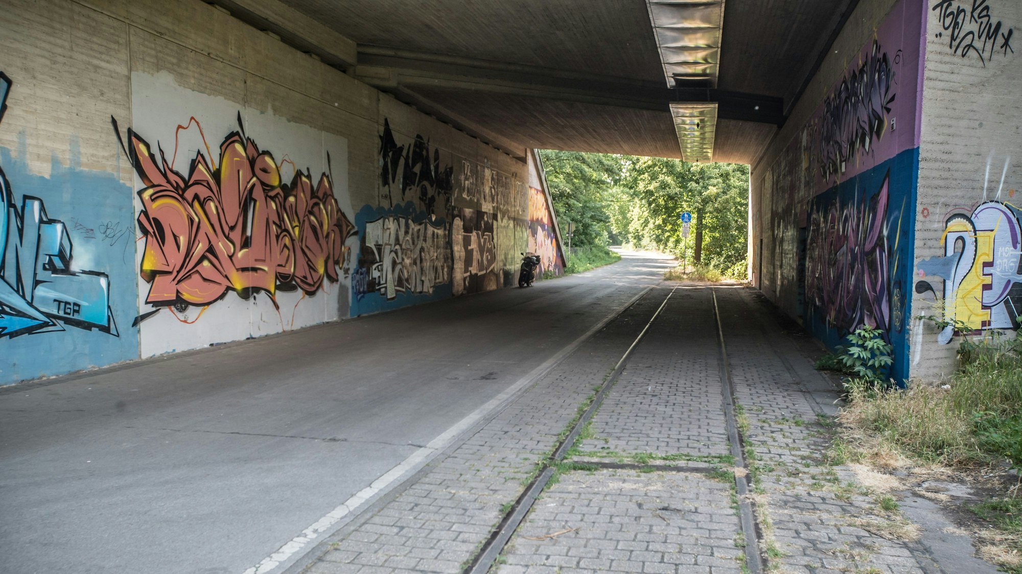 Unterstraße, Durchfahrt unter der Autobahn: hier liegen noch Gleise der Kleinbahn, die von 1908 bis 1986 fuhr.