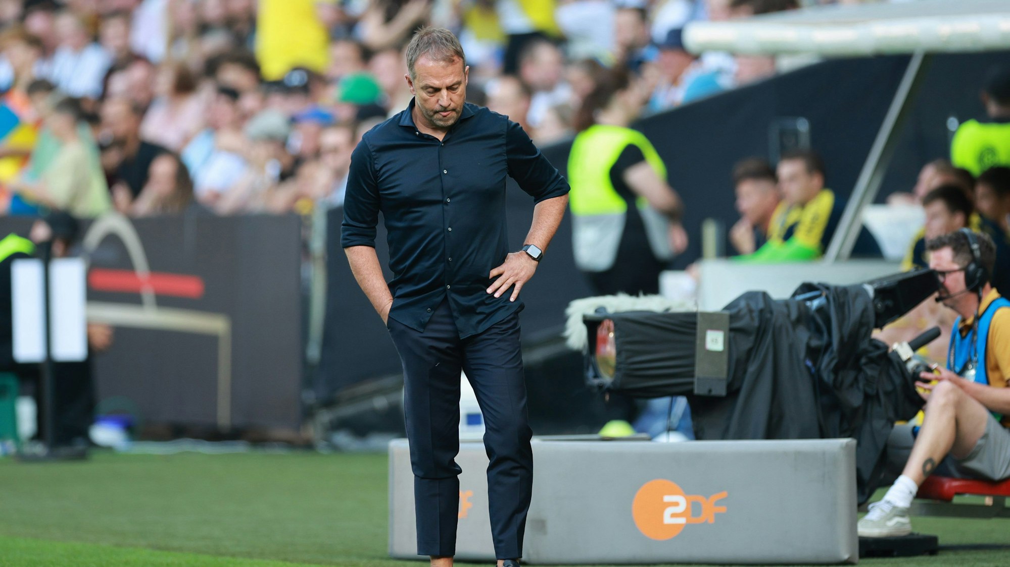 Deutschlands Trainer Hansi Flick nachdenklich nach dem 1:2 durch die Ukraine.