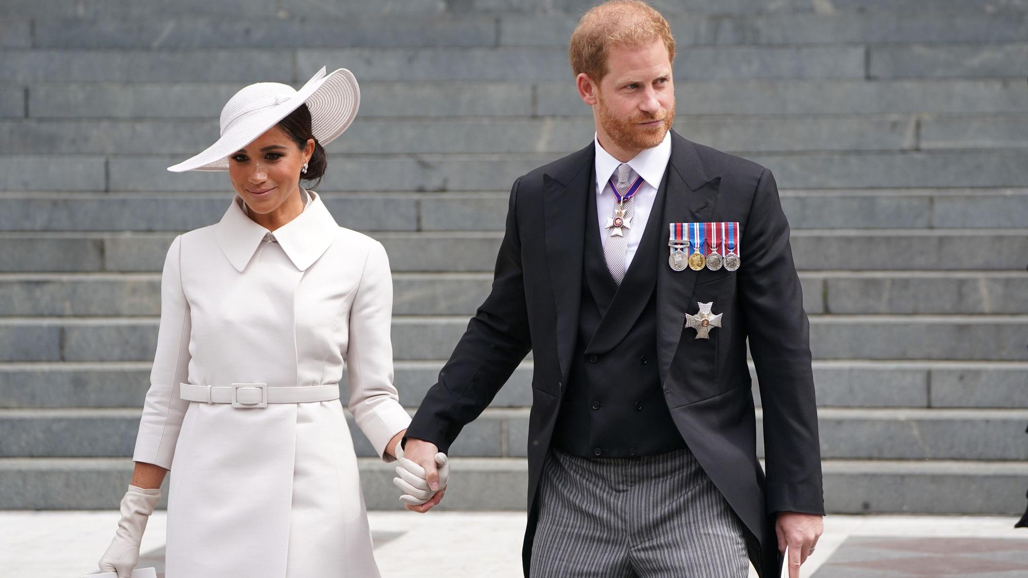 Herzogin Meghan in einem Dior-Kleid anlässlich des Platinjubiläums von Königin Elizabeth II. im Juni 2022, an ihrer Seite ihr Ehemann Prinz Harry.