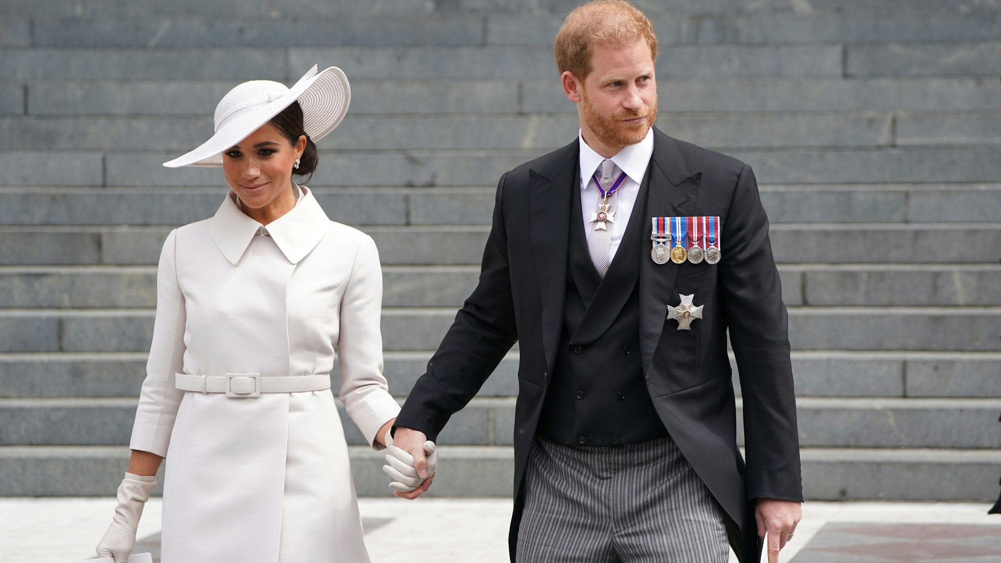 Herzogin Meghan in einem Dior-Kleid anlässlich des Platinjubiläums von Königin Elizabeth II. im Juni 2022, an ihrer Seite ihr Ehemann Prinz Harry.
