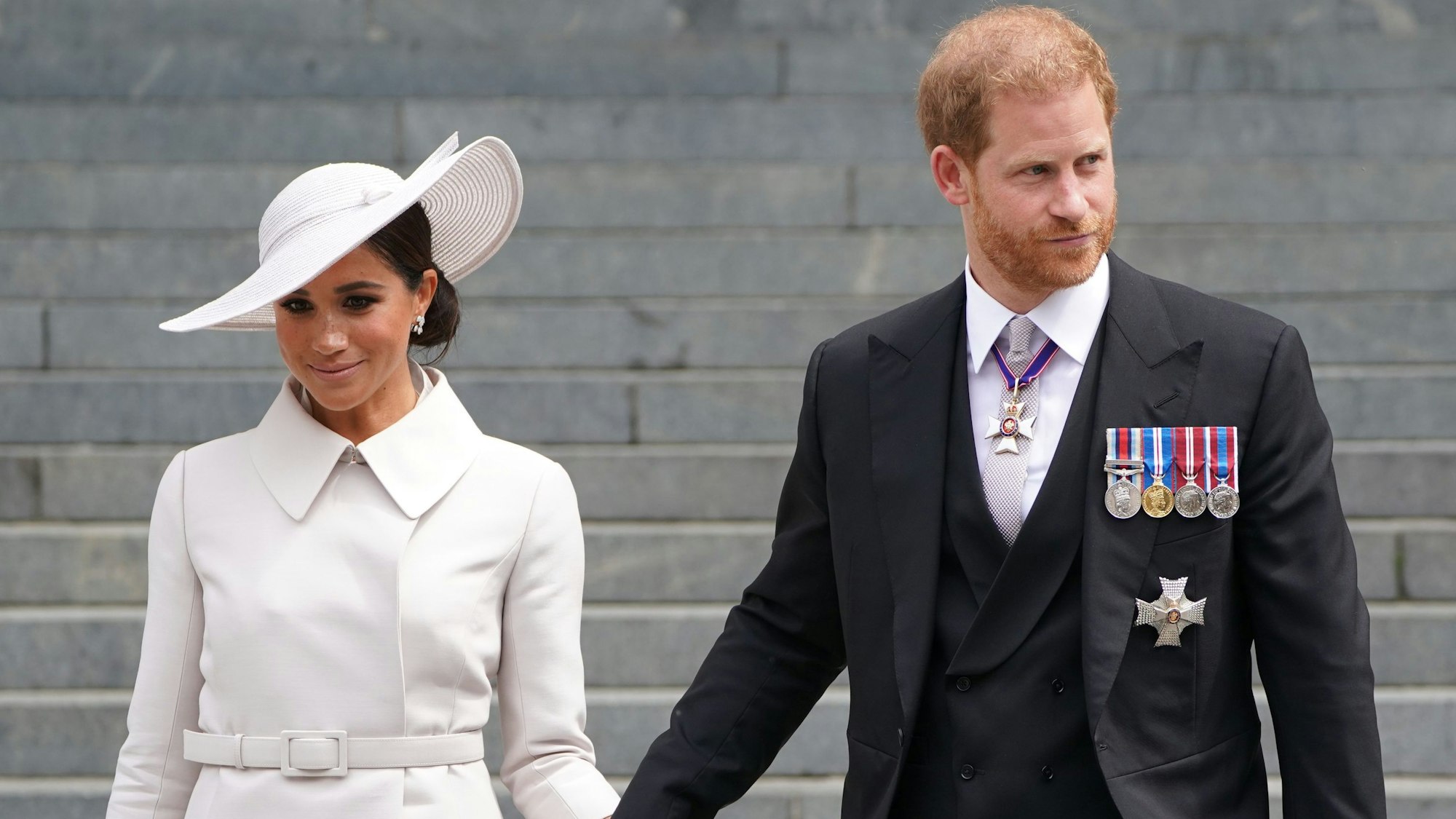 Meghan, Herzogin von Sussex, und Prinz Harry, Herzog von Sussex, verlasssen nach der Dankes-Messe die St. Paul's Kathedrale, am zweiten Tag der Feierlichkeiten zum Platinjubiläum der Queen.