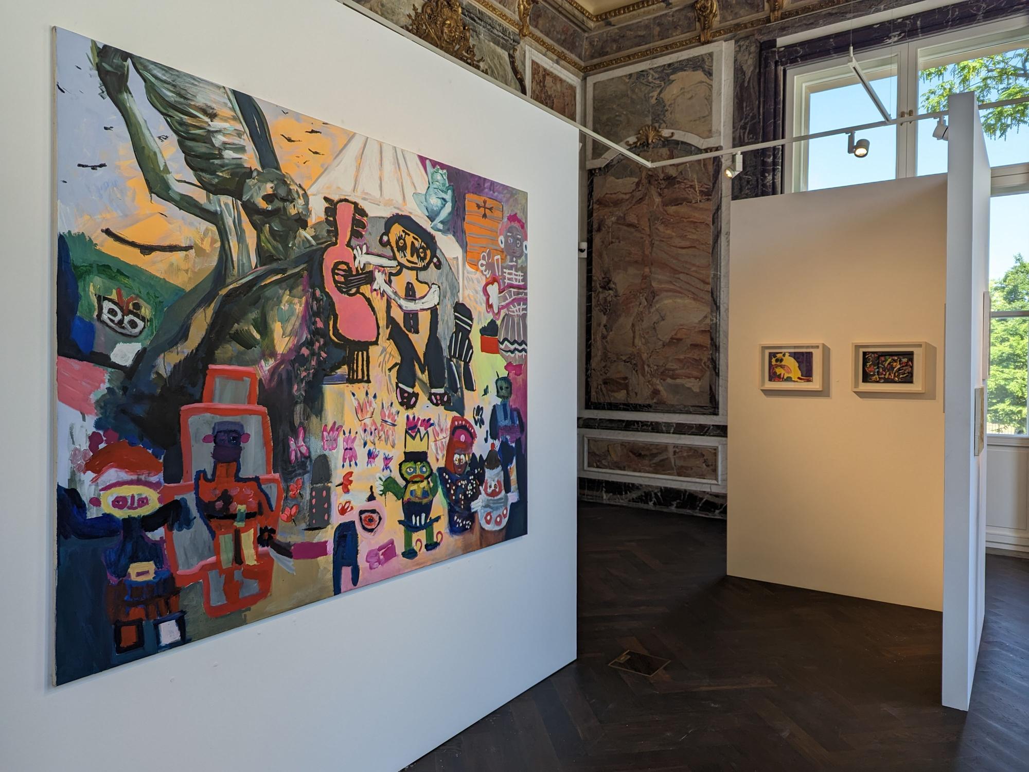 Blick in einen Ausstellungsraum, ein großes buntes Bild hängt an der Wand.
