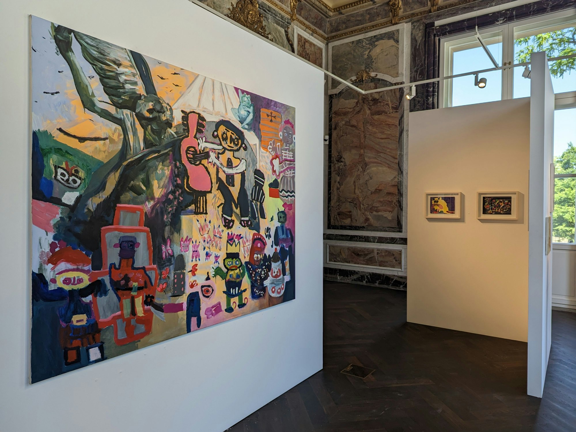 Blick in einen Ausstellungsraum, ein großes buntes Bild hängt an der Wand.