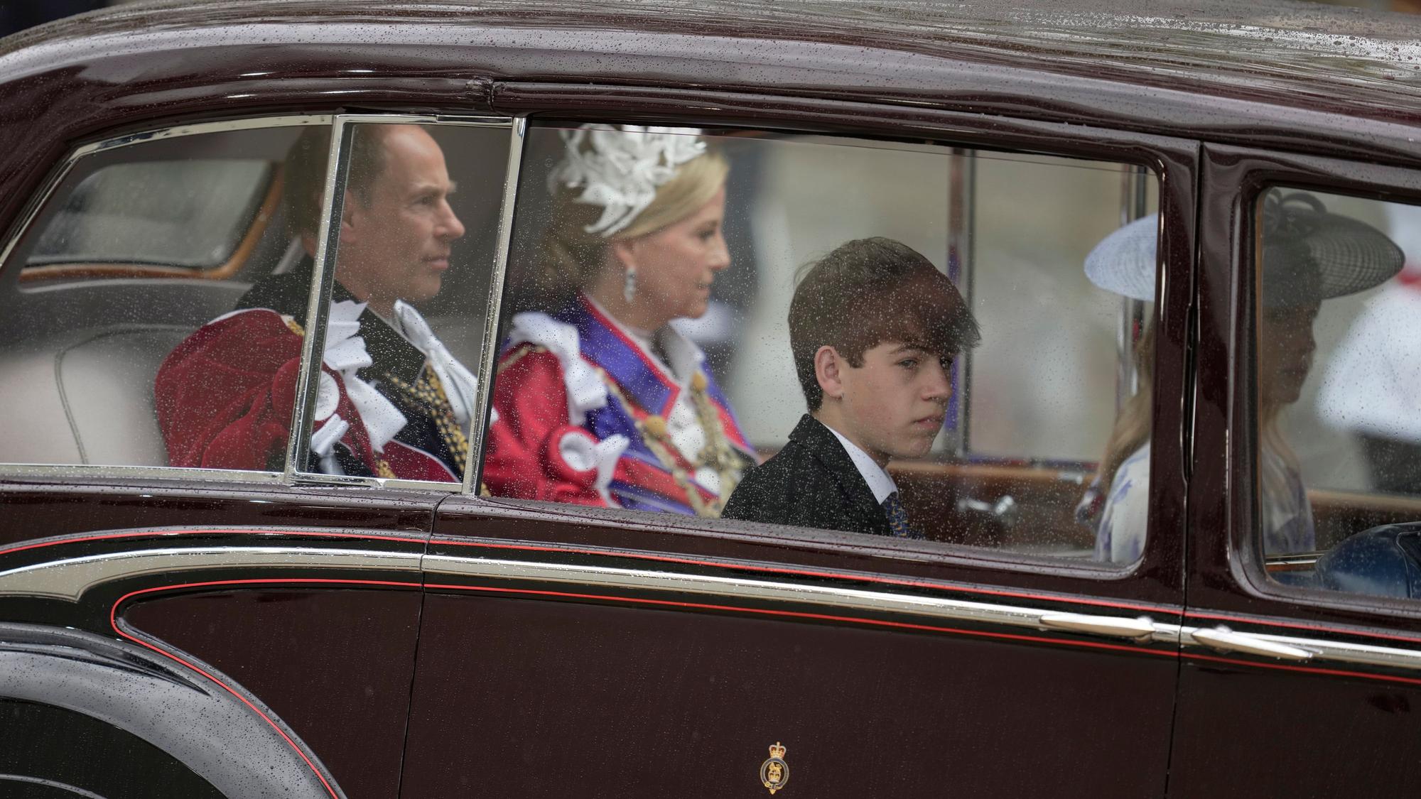 Prinz Edward kommt mit Sophie, Herzogin von Edinburgh, Lady Louise Windsor und James, Graf von Wessex vor der Krönung von König Charles III. und Königin Camilla in London an.