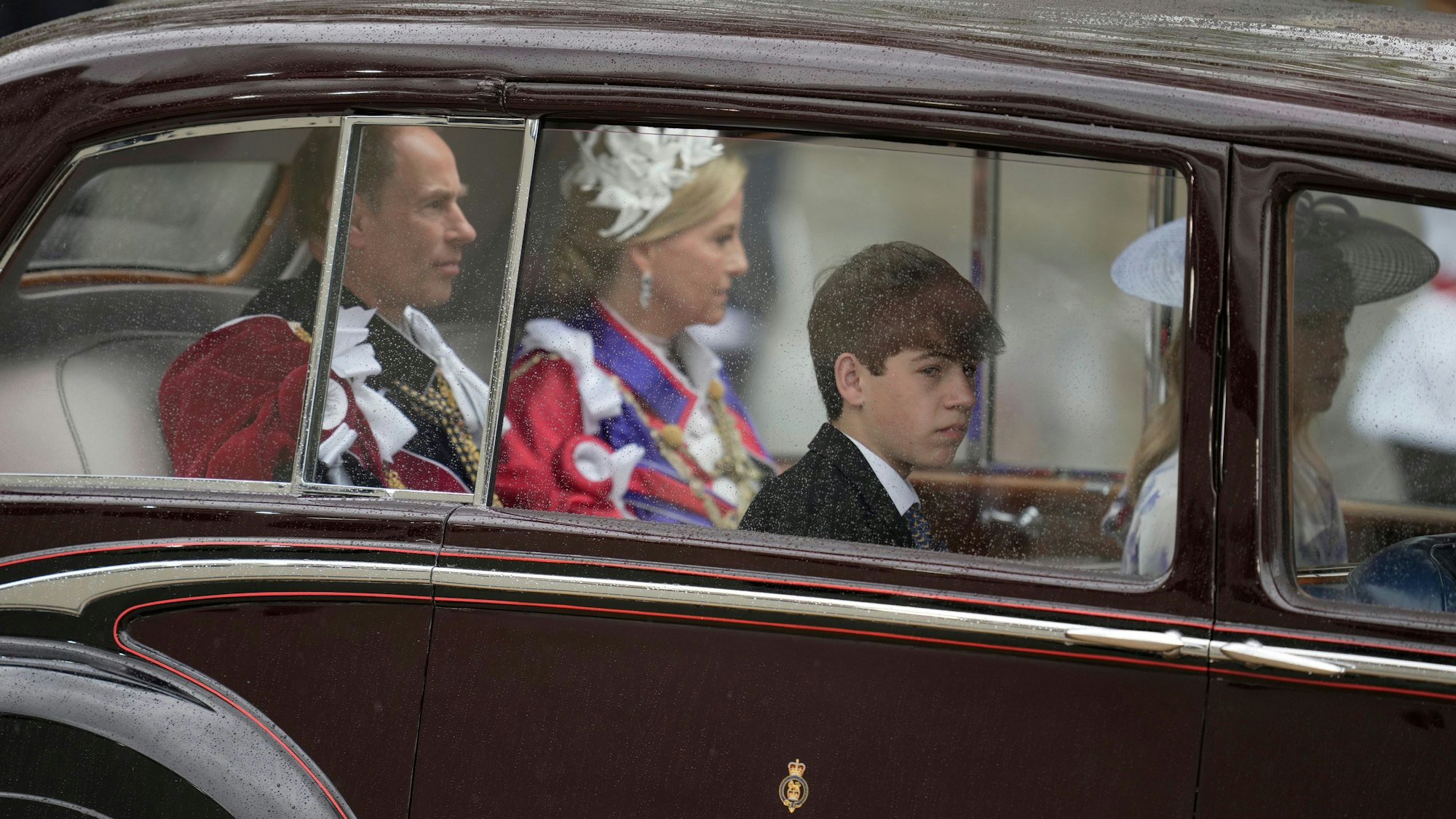 Prinz Edward trifft 2023 gemeinsam mit Herzogin Sophie von Edinburgh, Lady Louise Windsor und James, Earl of Wessex, vor der Krönung von König Charles III. und Königin Camilla in London ein.