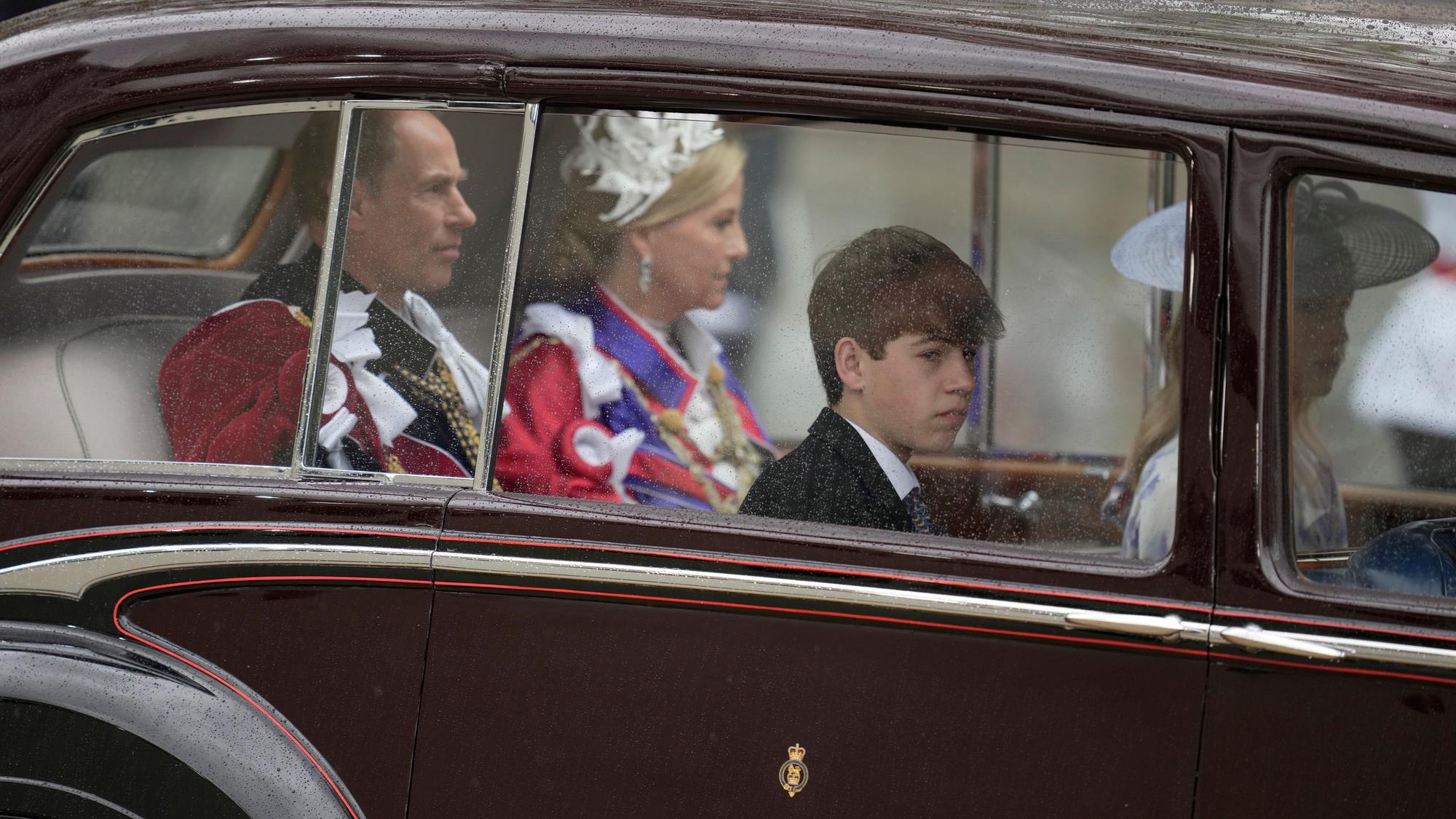 Hier ist James, „Earl of Wessex“ gemeinsam mit seinen Eltern, Prinz Edward und Herzogin Sophie, sowie Schwester Lady Louise Windsor auf dem Weg zur Krönung von König Charles III. zu sehen.