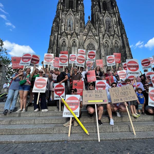 Kölner Drehbuchautoren protestieren vor dem Dom.