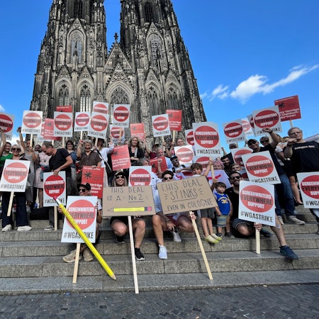 Kölner Drehbuchautoren protestieren vor dem Dom.
