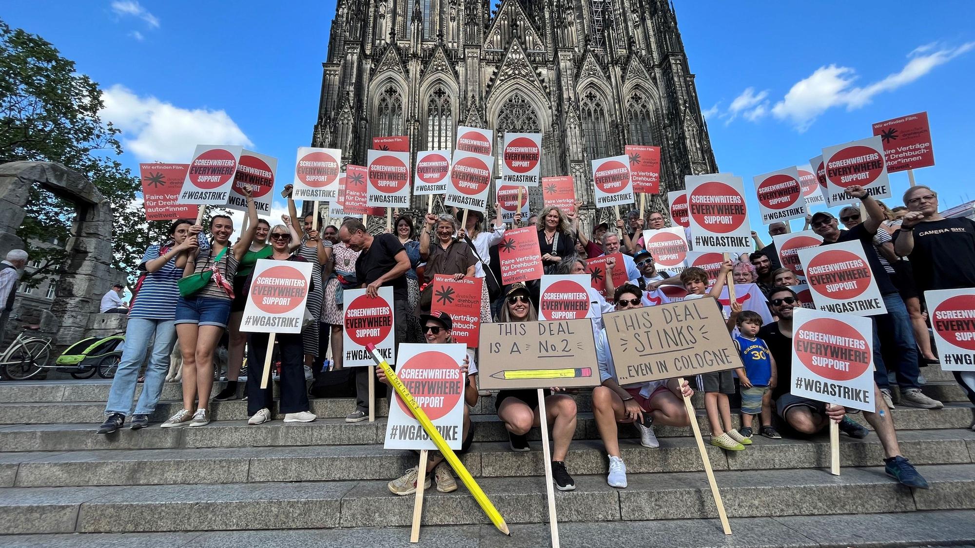 Kölner Drehbuchautoren protestieren vor dem Dom.