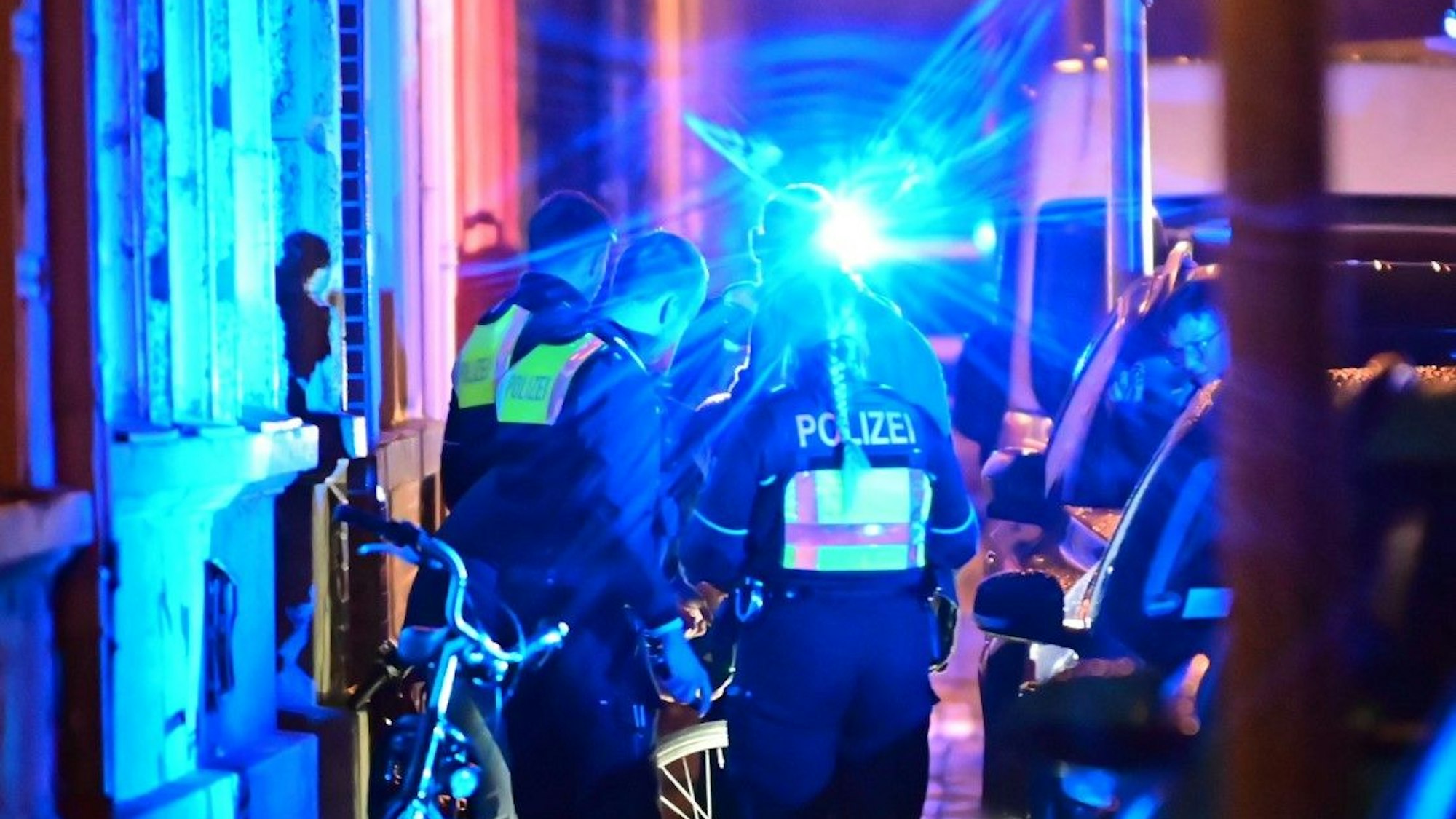 Die Polizei (hier ein Symbolfoto von einem Einsatz) konnte die mutmaßlichen Täter festnehmen.