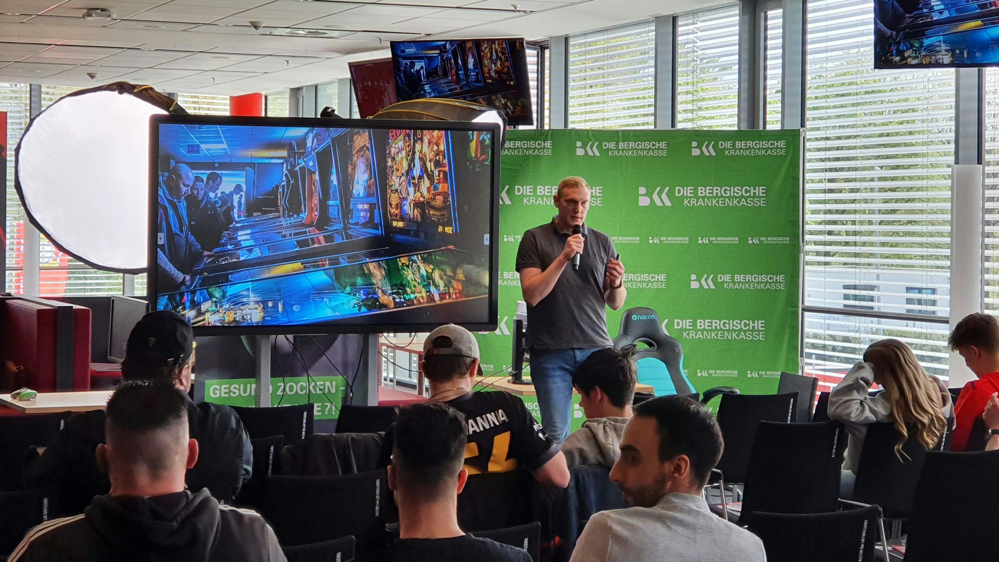 Vorstandsmitglied Martin Danel bei einer E-Sport-Veranstaltung von Bayer 04 im April 2022.