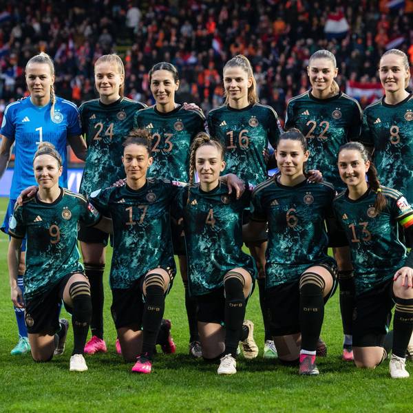 Die deutschen Spielerinnen stehen vor der Partie für ein Mannschaftsfoto zusammen.