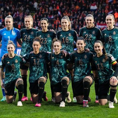 Die deutschen Spielerinnen stehen vor der Partie für ein Mannschaftsfoto zusammen.