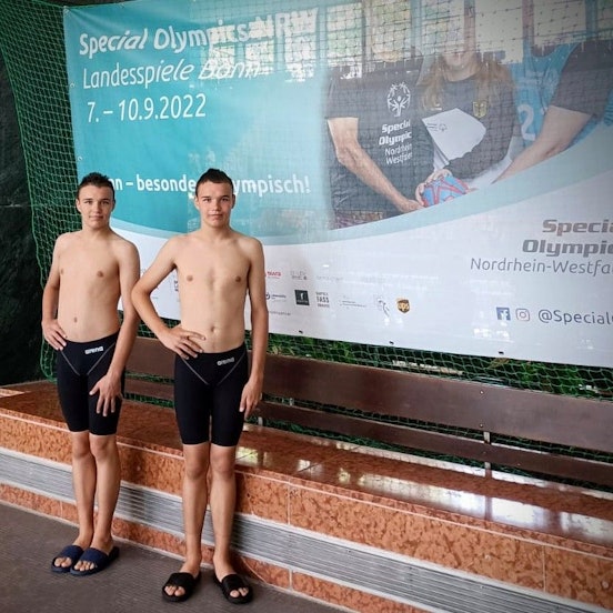 Die Schwimmer Mykyta und Andriy aus Charkiw in der Schwimmhalle