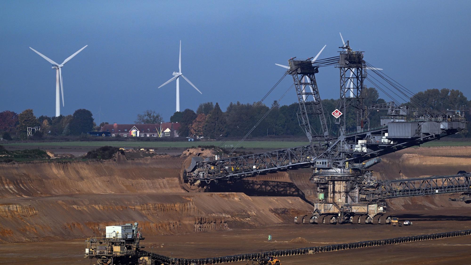 Ein Schaufelradbagger arbeitet im Braunkohletagebau Garzweiler.