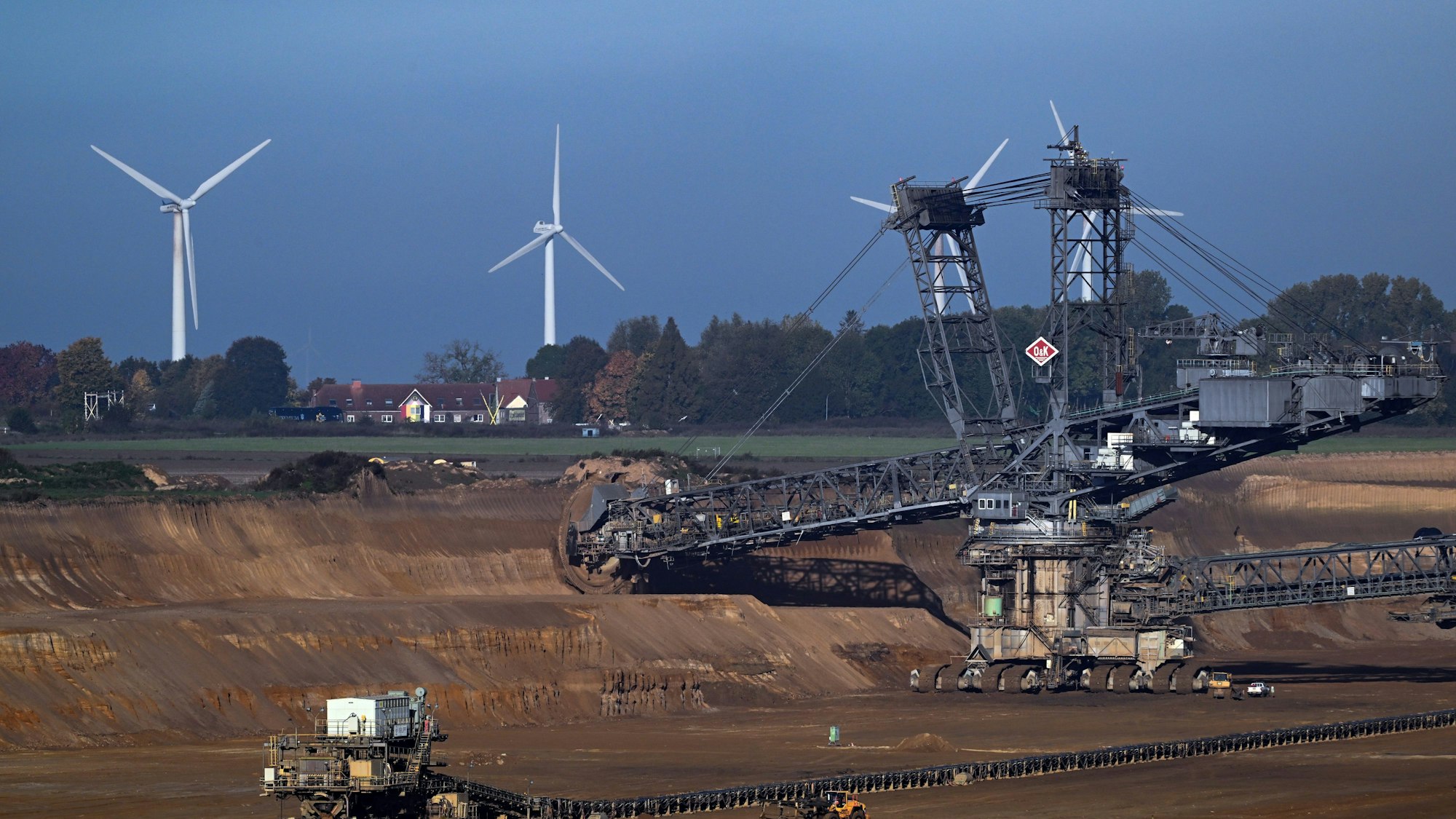 Ein Schaufelradbagger arbeitet im Braunkohletagebau Garzweiler.