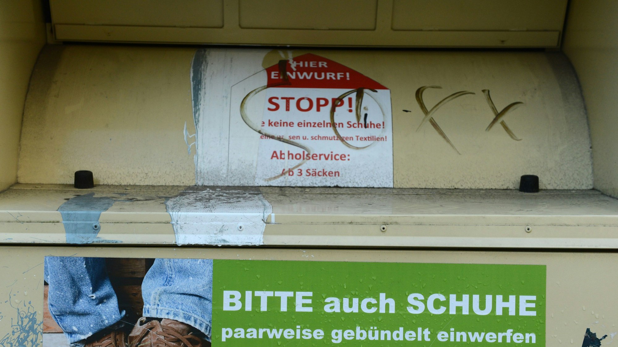 Die Öffnung eines Kleidercontainers.