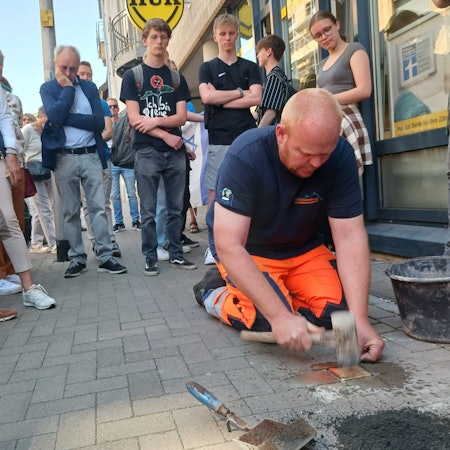 Verlegung von Stolpersteinen an der Mühlenstraße, Erinnerung an die Opfer des Nationalsozialismu.