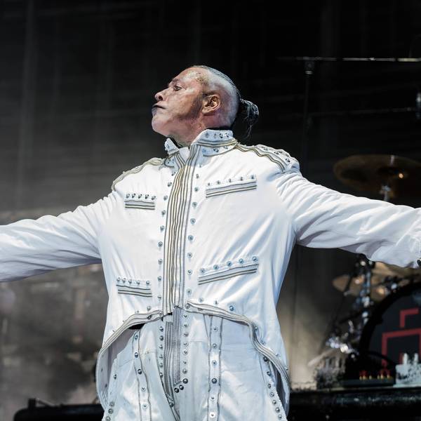 Rammstein-Sänger Till Lindemann, hier bei einem Konzert in Dänemark, sieht sich schweren Vorwürfen ausgesetzt. (Archvibild)