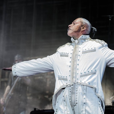 Rammstein-Sänger Till Lindemann, hier bei einem Konzert in Dänemark, sieht sich schweren Vorwürfen ausgesetzt. (Archvibild)