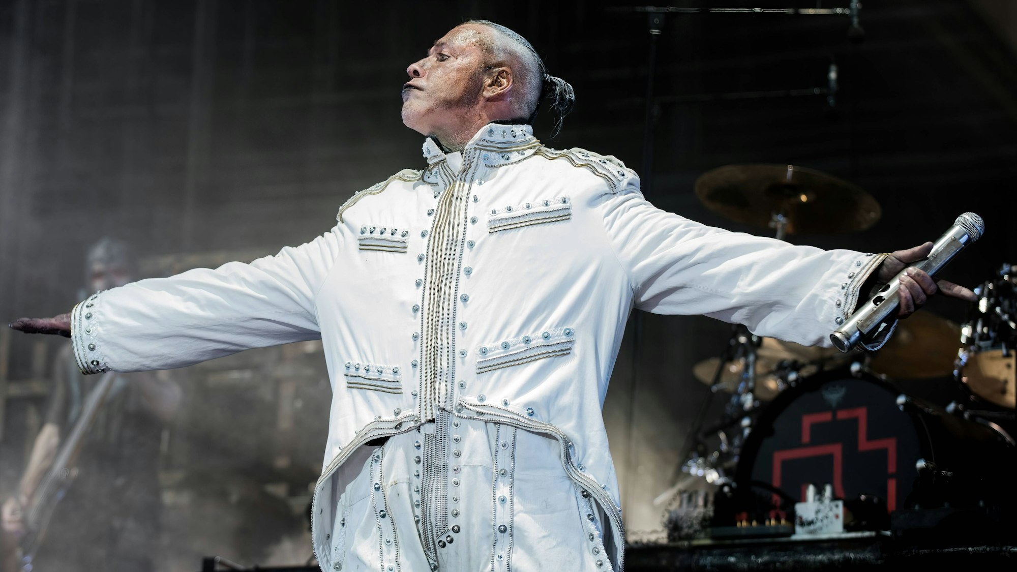 Rammstein-Sänger Till Lindemann, hier bei einem Konzert in Dänemark, sieht sich schweren Vorwürfen ausgesetzt. (Archvibild)