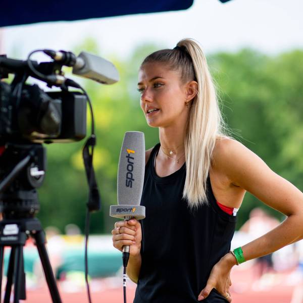 Leichtathletin Alica Schmidt während eines Interviews für „Sport1“. Der Sportsender könnte bald verkauft werden. (Symbolbild)