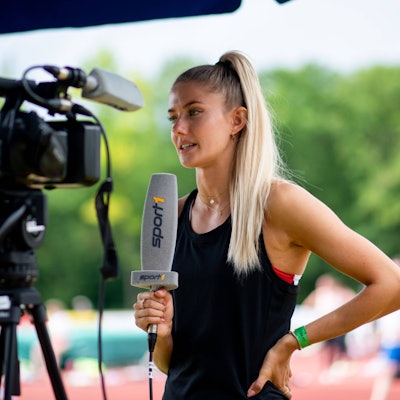 Leichtathletin Alica Schmidt während eines Interviews für „Sport1“. Der Sportsender könnte bald verkauft werden. (Symbolbild)