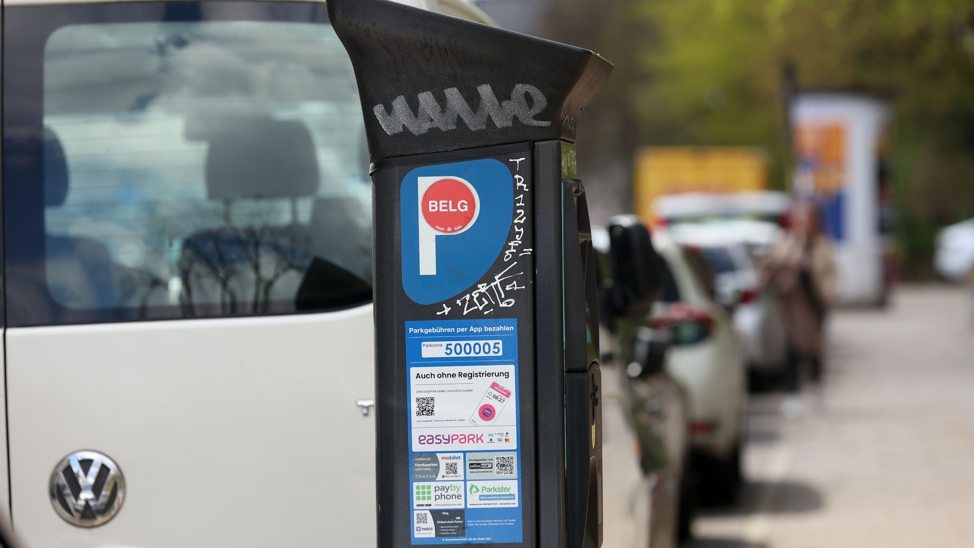 Das Bild zeigt einen Parkautomat mit einem roten Punkt als Kennezeichen für das Bewohnerparken.