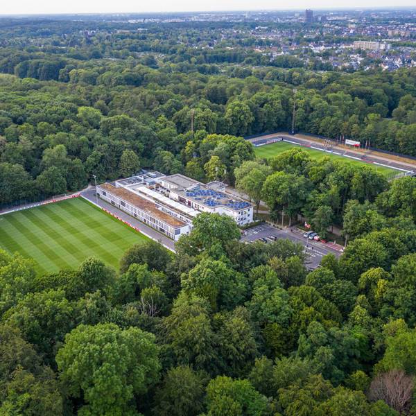 Das Geißbockheim von oben betrachten: Oben links in den Wäldern ist die Gleueler Wiese zu sehen.
