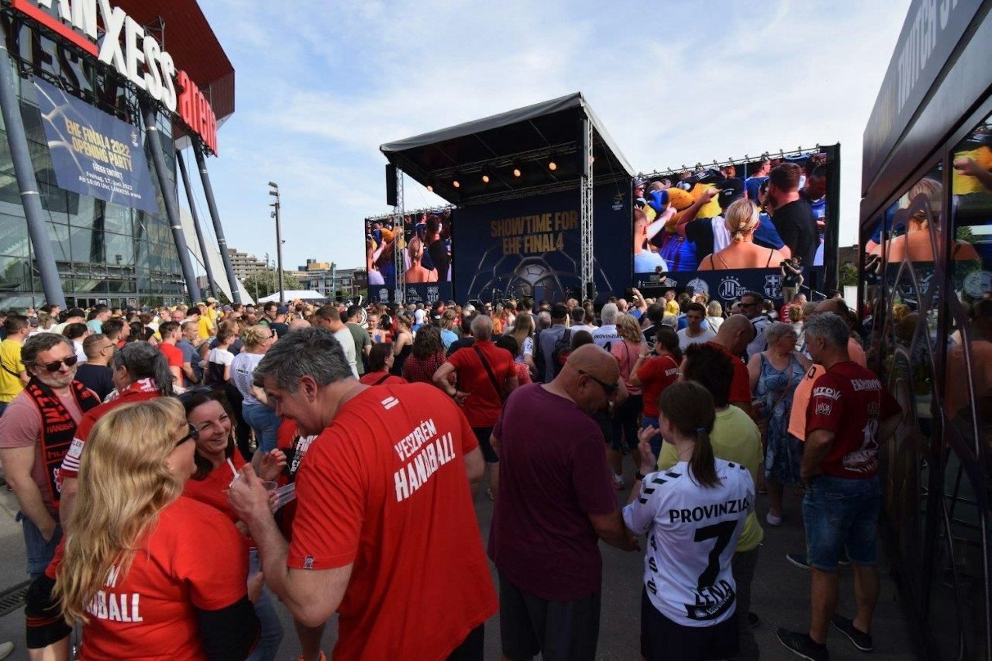 Menschenmenge vor der LANXESS arena
