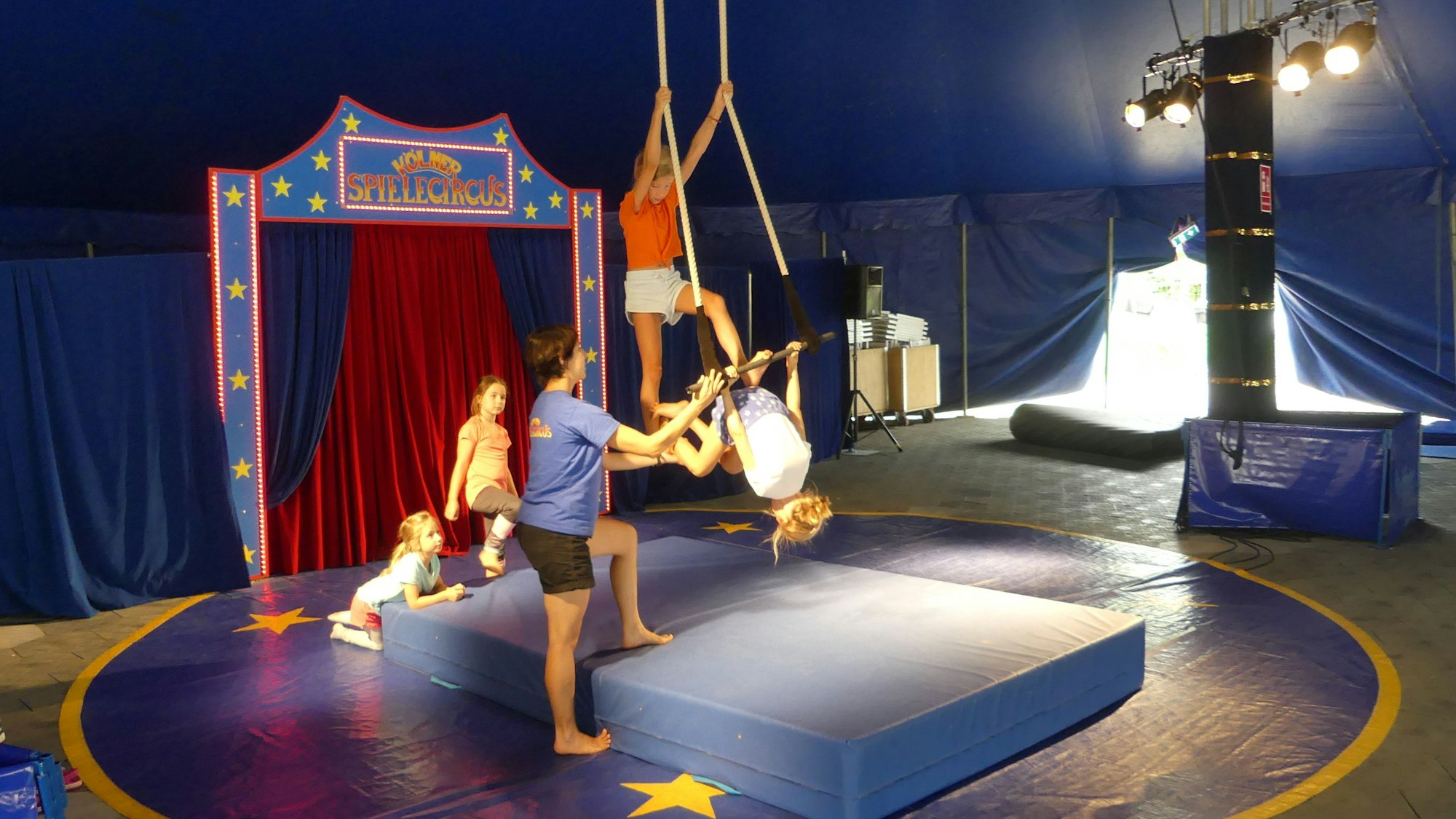 Kinder am Trapez in der Manege des Spielecircus.