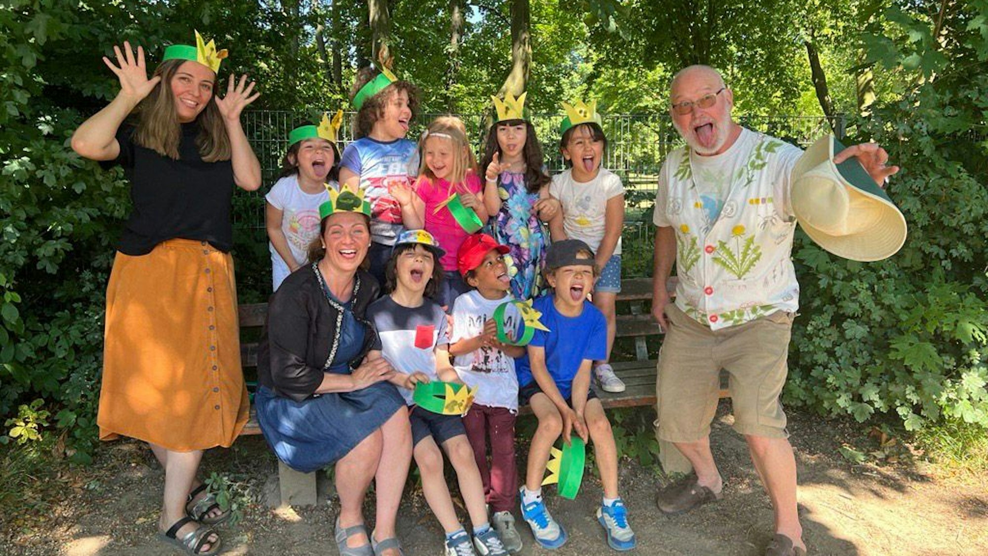 Von links: die Erzieherinnen Sidika Kazakoglu und Anna Buggea mit Kindern der städtischen Tageseinrichtung sowie Manfred Urbschat.