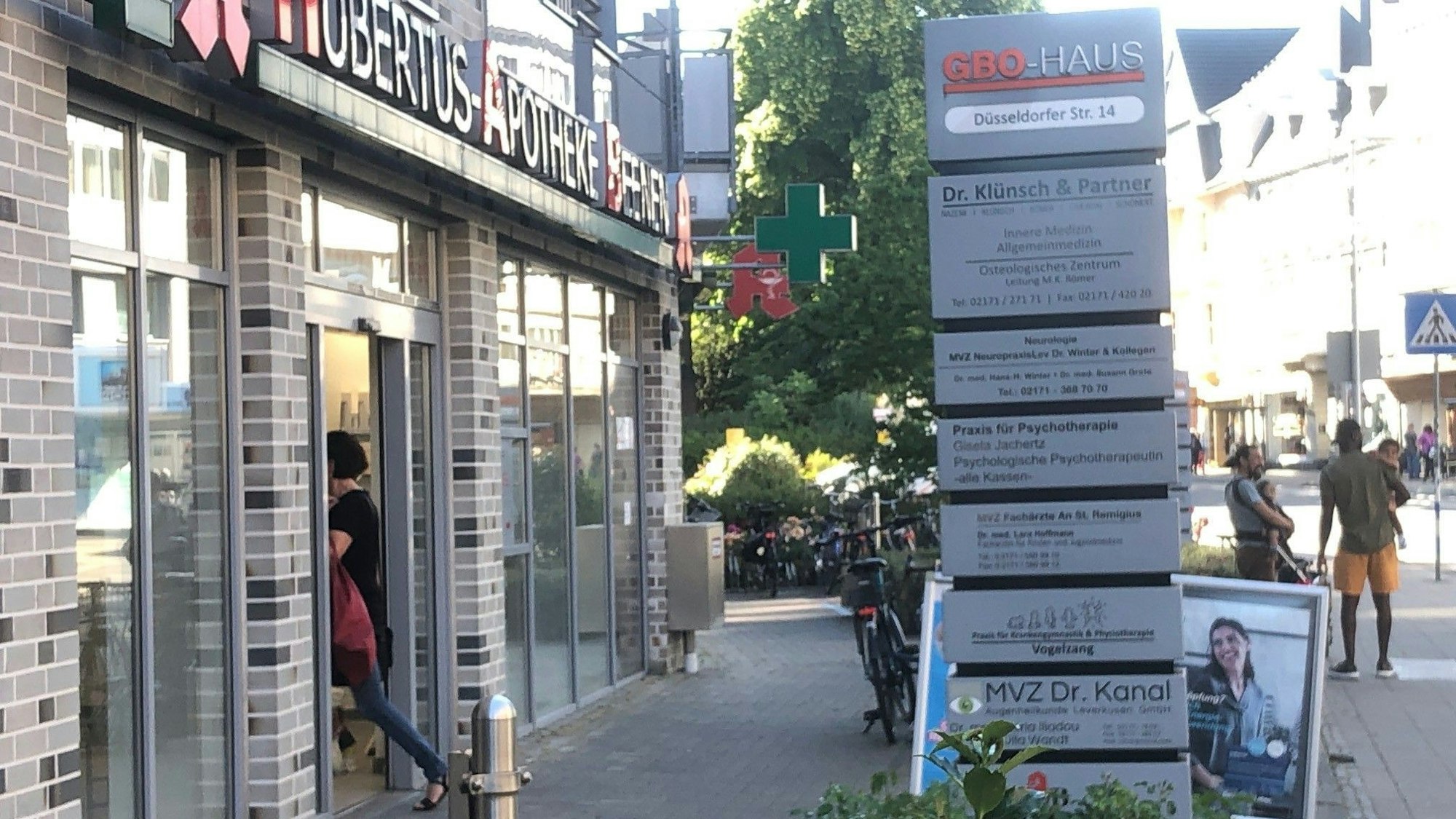 Die Hubertus-Apotheke in Opladen hatte geöffnet.