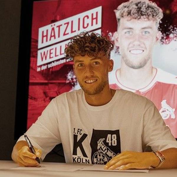 Luca Waldschmidt bei der Vertragsunterschrift am Dienstag im Geißbockheim.