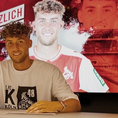 Luca Waldschmidt bei der Vertragsunterschrift am Dienstag im Geißbockheim.